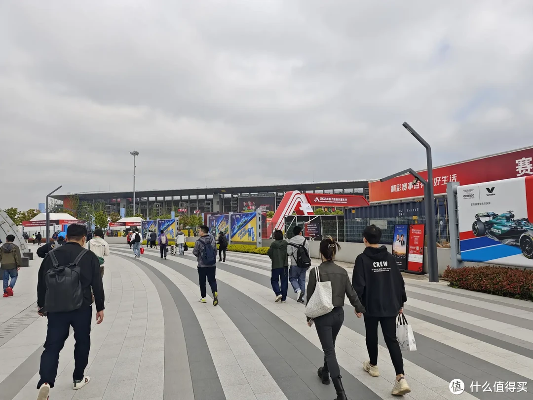 和嘉实多一起在现场为中国首位F1车手周冠宇助威！-图2