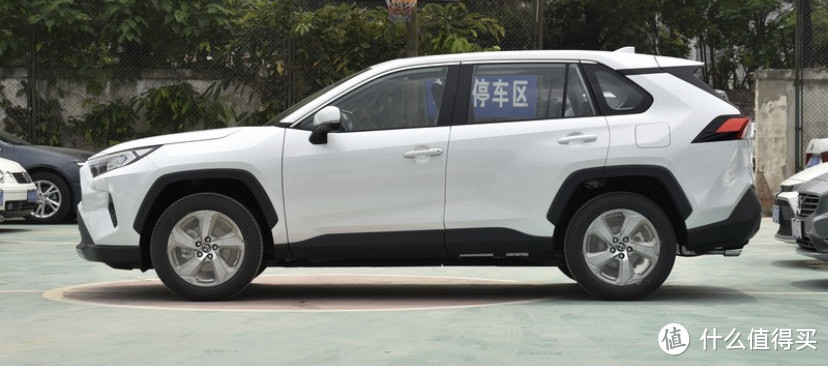 如何选购 SUV?丰田RAV4荣放汽车详细评测-图2 如何选购 SUV?丰田RAV4荣放汽车详细评测-图2