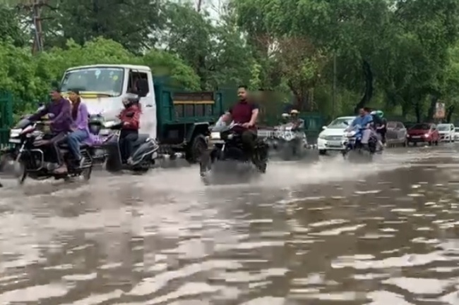 印度德里暴雨相关事故已致8人死亡-图1