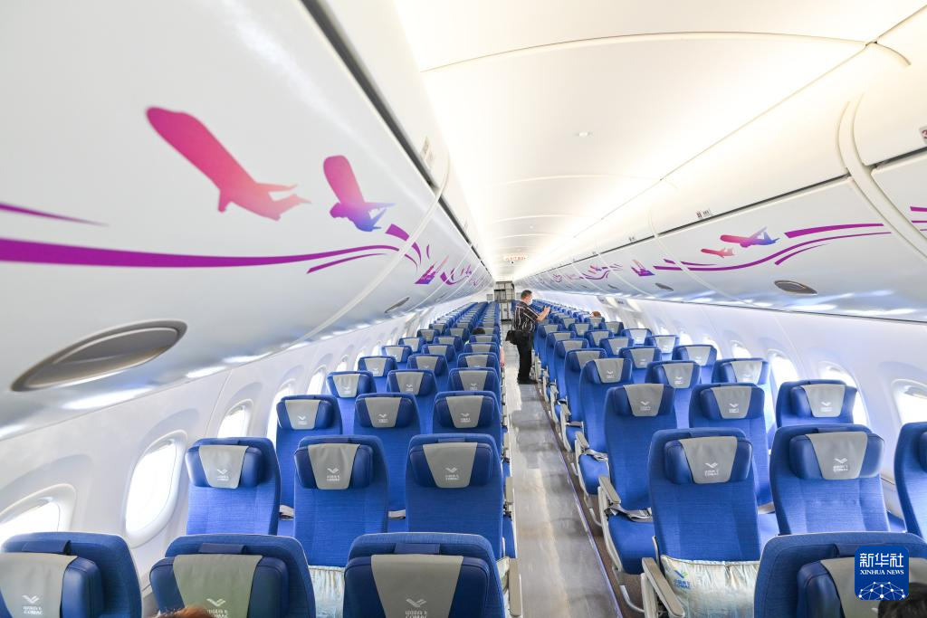 中国国产商用飞机ARJ21和C919亮相马来西亚-图1