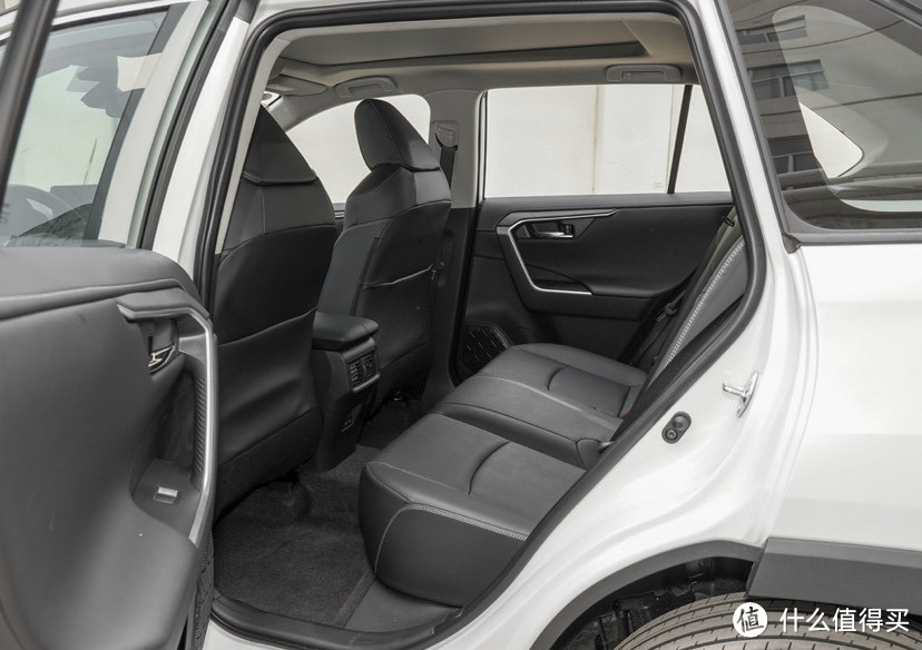 如何选购 SUV?丰田RAV4荣放汽车详细评测-图5 如何选购 SUV?丰田RAV4荣放汽车详细评测-图5