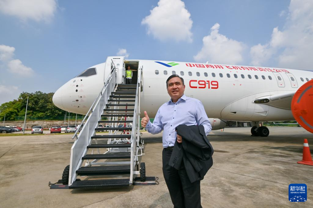 中国国产商用飞机ARJ21和C919亮相马来西亚-图3