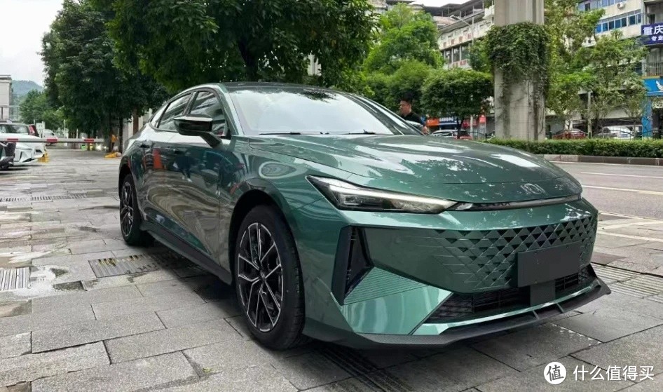 长安启源A06实车现身,颜值高、续航长,内饰设计能打几分?-图1 长安启源A06实车现身,颜值高、续航长,内饰设计能打几分?-图1