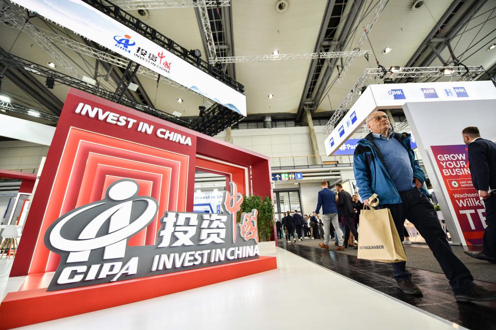 共话中国经济新机遇｜专访：“对中国市场前景充满信心”——访施耐德电气全球执行副总裁芭芭拉·弗赖-图2