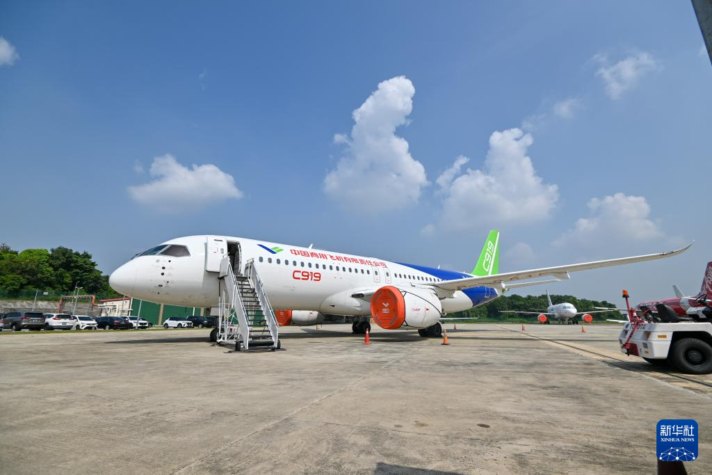 中国国产商用飞机ARJ21和C919亮相马来西亚-图2