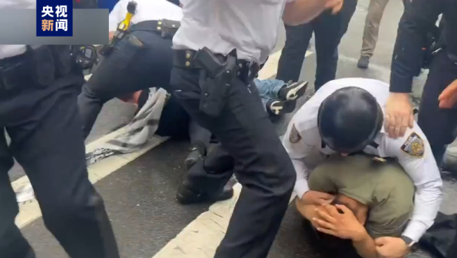 纽约民众支持巴勒斯坦活动上警方逮捕多名示威者-图1