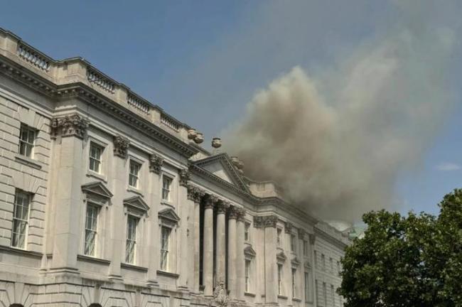 英媒：伦敦地标建筑萨默塞特宫起火 梵高名画幸免-图1