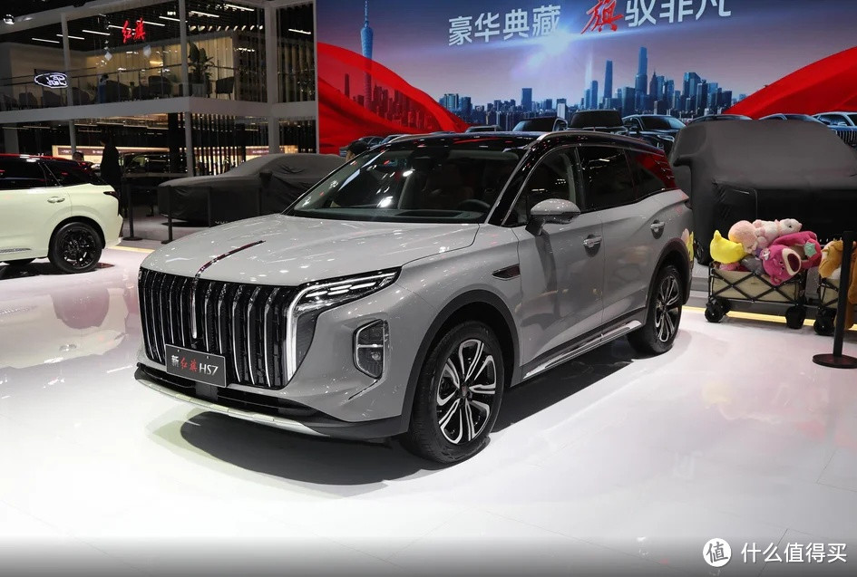 国产豪华VS老牌合资，红旗HS7对比丰田汉兰达，谁能更胜一筹？-图1