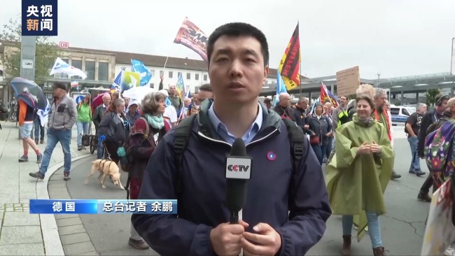 欧洲多国民众示威游行 要求关闭美空军基地-图2