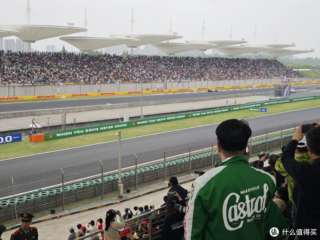 和嘉实多一起在现场为中国首位F1车手周冠宇助威！-图36