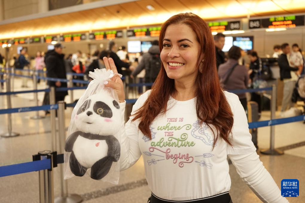 “灿烂中国游”首支旅游团自美启程-图1