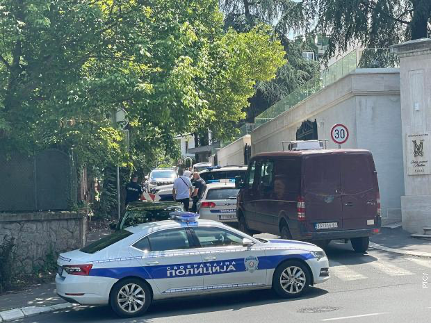 一警察在以色列驻塞尔维亚大使馆前遭袭-图1