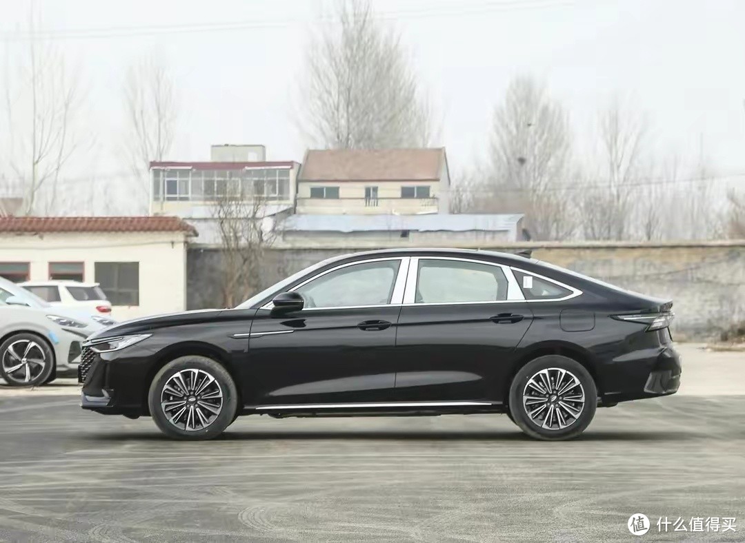 轴距2790mm,7.6秒破百,综合续航达1400km,风云A8适合家用?-图2 轴距2790mm,7.6秒破百,综合续航达1400km,风云A8适合家用?-图2