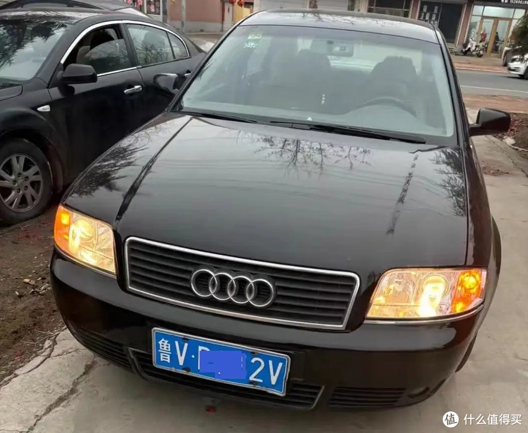 小伙花8千买辆手动挡奥迪A6,一汽奥迪生产,方向盘上无任何按键-图1 小伙花8千买辆手动挡奥迪A6,一汽奥迪生产,方向盘上无任何按键-图1