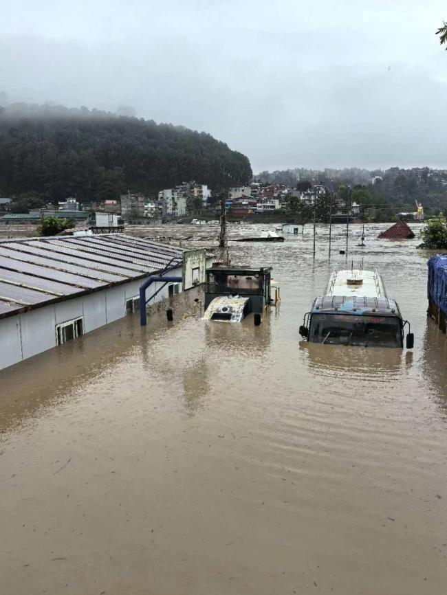 尼泊尔持续暴雨造成至少50人死亡 国内航班中断-图1