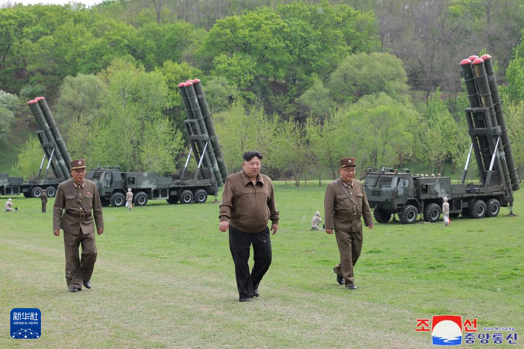 金正恩指导超大型火箭炮兵部队进行核反击模拟演习-图1