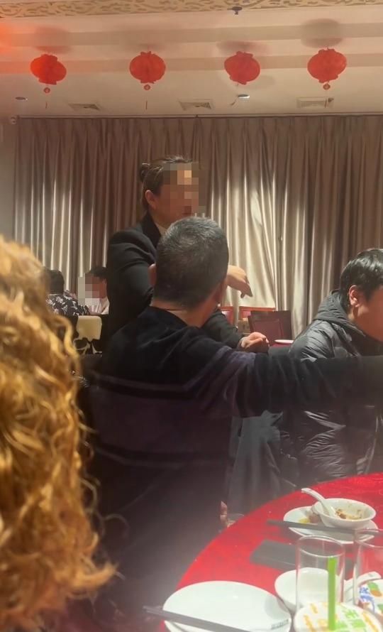 上海一女子吃饭戴孝布被要求取下引争议-图2 上海一女子吃饭戴孝布被要求取下引争议-图2