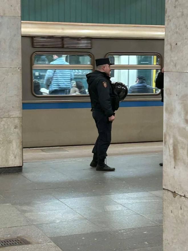 莫斯科惊魂24小时，恐惧蔓延至街头：当地人不敢坐地铁，有人炒卖防弹衣-图4
